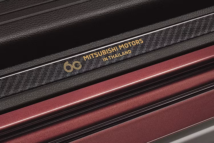 Bước vào bên trong Mitsubishi Pajero Sport Passion Red Special Edition, người dùng sẽ tiếp tục bắt gặp logo kỷ niệm 60 năm ở nhiều nơi như ốp bậc cửa, tựa đầu ghế và ốp chìa khóa. Thêm vào đó là sự xuất hiện của hệ thống camera 360 độ nâng cấp, cho hình ảnh rõ nét hơn và sạc điện thoại thông minh không dây.