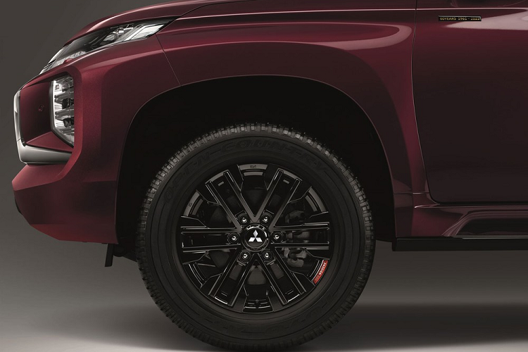 Trong khi đó, bản 2.4 GT-Premium 4WD có thêm hệ dẫn động 4 bánh, khóa vi sai, hệ thống kiểm soát tốc độ khi đổ đèo và 7 túi khí.