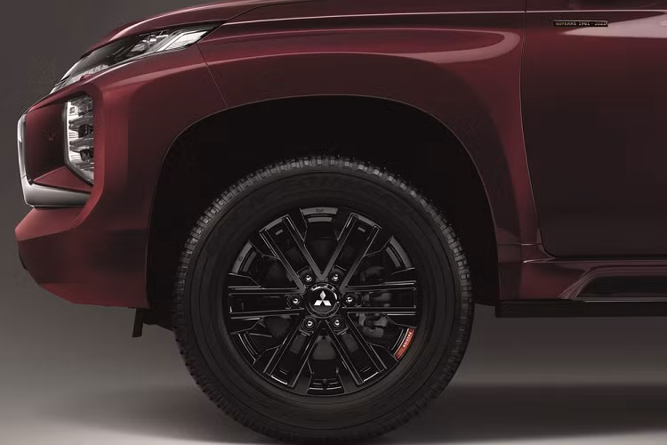 Trong khi đó, bản 2.4 GT-Premium 4WD có thêm hệ dẫn động 4 bánh, khóa vi sai, hệ thống kiểm soát tốc độ khi đổ đèo và 7 túi khí.