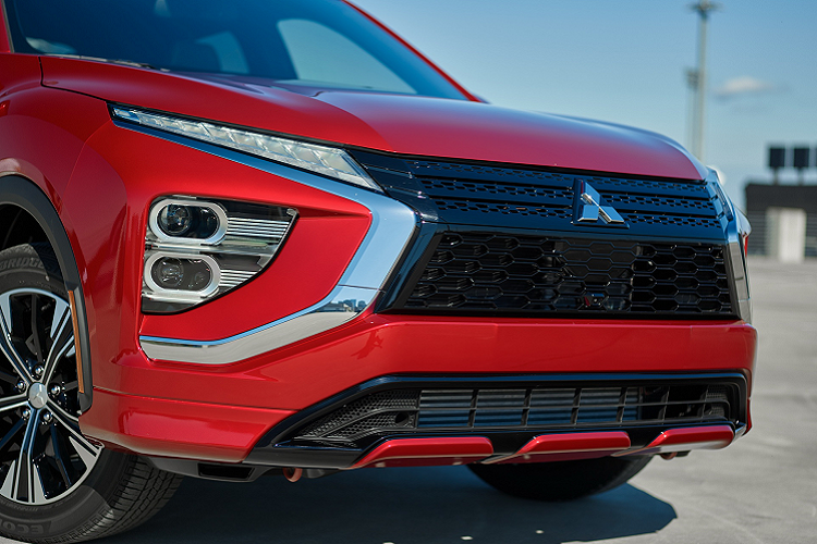 Là phiên bản nâng cấp, Eclipse Cross 2022 cũng được thay đổi ở thiết kế ngoại thất. Ở phía trước, thiết kế đầu xe của Eclipse Cross mang đậm dấu ấn của ngôn ngữ Dynamic Shield với lưới tản nhiệt tạo hình chữ X viền chrome.