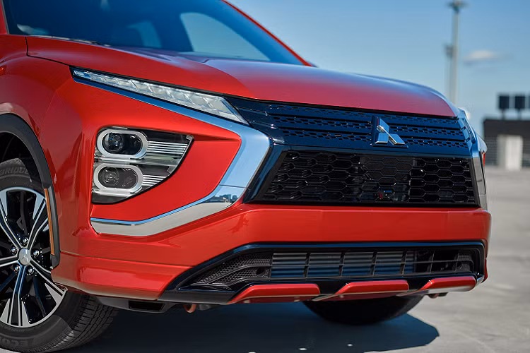 Là phiên bản nâng cấp, Eclipse Cross 2022 cũng được thay đổi ở thiết kế ngoại thất. Ở phía trước, thiết kế đầu xe của Eclipse Cross mang đậm dấu ấn của ngôn ngữ Dynamic Shield với lưới tản nhiệt tạo hình chữ X viền chrome.