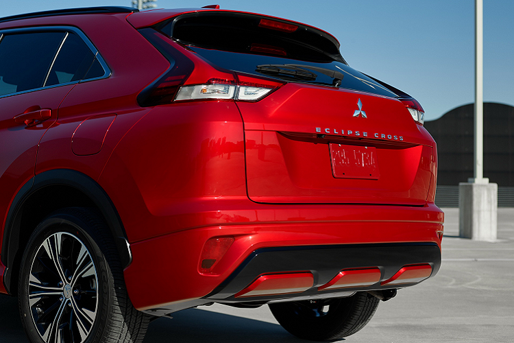 Đuôi xe là nơi được thay đổi nhiều nhất. Kính xe 2 tầng và đèn hậu kéo dài hết thân xe trên đời cũ đã không còn. Thay vào đó, chiếc SUV có thiết kế đơn giản với đèn hậu chữ L và kính xe kiểu truyền thống.