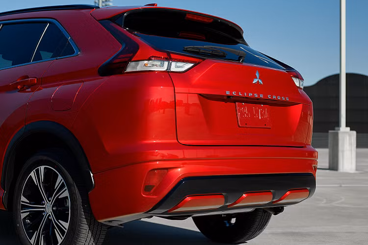 Đuôi xe là nơi được thay đổi nhiều nhất. Kính xe 2 tầng và đèn hậu kéo dài hết thân xe trên đời cũ đã không còn. Thay vào đó, chiếc SUV có thiết kế đơn giản với đèn hậu chữ L và kính xe kiểu truyền thống.