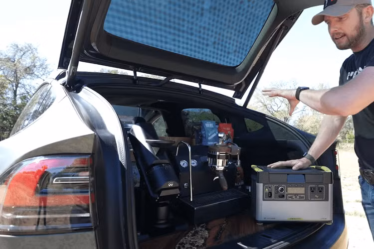 Không muốn đồ uống nóng ư? Cốp trước của chiếc Model X thiện chiến này cũng được sửa đổi với các lỗ thoát nước và sẵn sàng phục vụ một cốc cà phê đá.