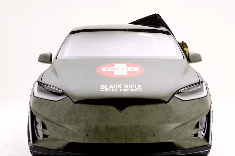 Nhưng dù thế nào đi nữa, chúng ta cũng phải công nhận rằng đây là một chiếc Tesla Model X hàng hiếm có nhất trên đời, và chắc chắn là không ai muốn cố ý chặn đường nó cả.