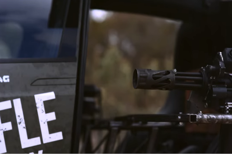 Không rõ chi phí để tạo nên chiếc Tesla Model X này là bao nhiêu, và cũng không rõ Black Rifle Coffee Company đã phải trải qua bao nhiêu thủ tục cấp phép để lắp súng hỏa lực cao cho một chiếc xe điện dân dụng.