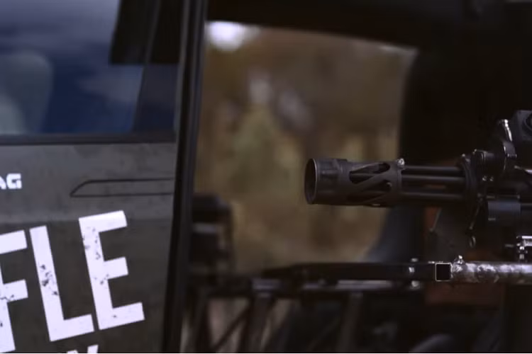 Không rõ chi phí để tạo nên chiếc Tesla Model X này là bao nhiêu, và cũng không rõ Black Rifle Coffee Company đã phải trải qua bao nhiêu thủ tục cấp phép để lắp súng hỏa lực cao cho một chiếc xe điện dân dụng.