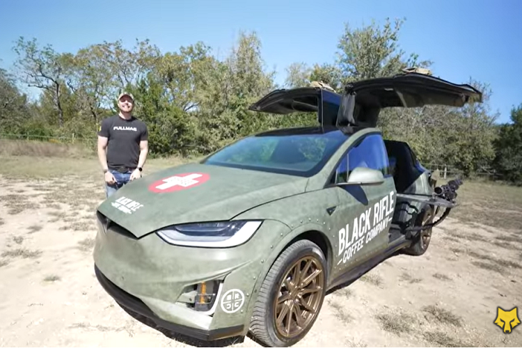 Đó chắc chắn là một ứng dụng độc đáo đối với bộ cửa cánh chim của Model X, và xin nhấn mạnh rằng chúng là những khẩu súng thật. Ở tốc độ tối đa, mỗi khẩu súng 6 nòng tự động này có thể bắn đến 4.000 viên đạn mỗi phút, đủ sức thổi bay bất cứ gì ngăn cản phía trước.