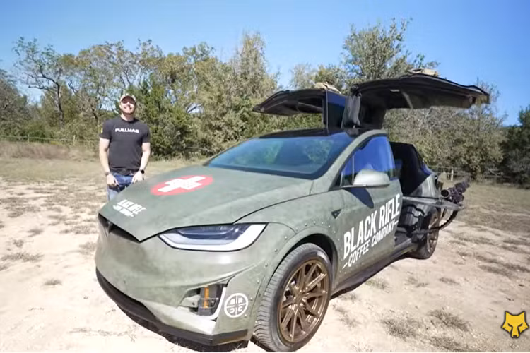 Đó chắc chắn là một ứng dụng độc đáo đối với bộ cửa cánh chim của Model X, và xin nhấn mạnh rằng chúng là những khẩu súng thật. Ở tốc độ tối đa, mỗi khẩu súng 6 nòng tự động này có thể bắn đến 4.000 viên đạn mỗi phút, đủ sức thổi bay bất cứ gì ngăn cản phía trước.