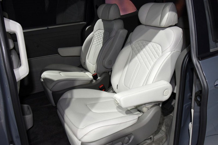 Tương tự ngoại thất, nội thất của Hyundai Custo 2022 cũng được thiết kế khá giống với Tucson thế hệ mới, được thể hiện qua vô lăng đáy phẳng và nút bấm chuyển số của xe. Ngoài ra, xe còn có màn hình cảm ứng 10,4 inch nằm dọc, nối liền với cụm điều khiển trung tâm, và đi kèm một số phím tắt bên dưới.