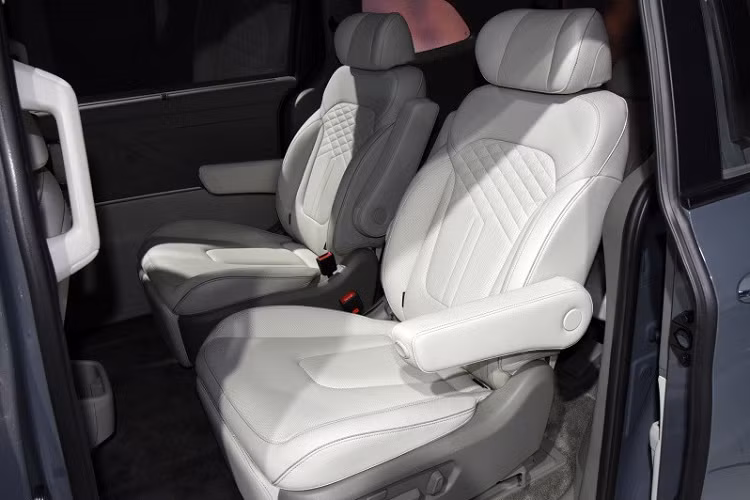 Tương tự ngoại thất, nội thất của Hyundai Custo 2022 cũng được thiết kế khá giống với Tucson thế hệ mới, được thể hiện qua vô lăng đáy phẳng và nút bấm chuyển số của xe. Ngoài ra, xe còn có màn hình cảm ứng 10,4 inch nằm dọc, nối liền với cụm điều khiển trung tâm, và đi kèm một số phím tắt bên dưới.