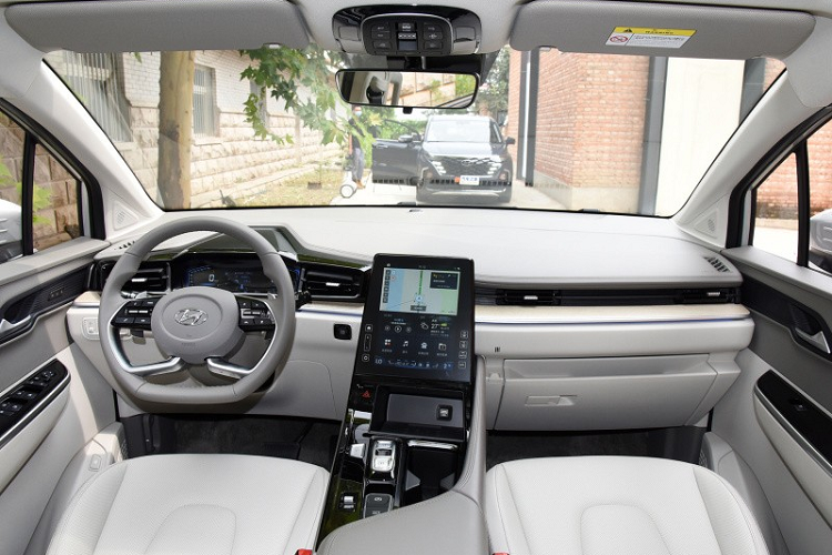 Bên ngoài, mẫu xe MPV Hyundai Custo 2022 cũng có một số chi tiết thiết kế khá giống với Tucson thế hệ mới như lưới tản nhiệt không viền, nối liền với đèn pha. Ngay cả dải đèn LED định vị ban ngày “Parametric Hidden Lights” nằm chìm vào bên trong lưới tản nhiệt cũng giống với Hyundai Tucson mới.