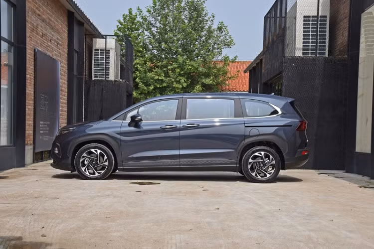 Như vậy, so với giá dự kiến ban đầu, giá xe Hyundai Custo 2022 bản tiêu chuẩn đã rẻ hơn khá nhiều. Đồng thời, mẫu xe này còn rẻ hơn nhiều so với đối thủ "đồng hương" Kia Carnival 2022 vốn có giá 288.900 - 339.900 Nhân dân tệ (1,01 - 1,18 tỷ đồng) tại Trung Quốc