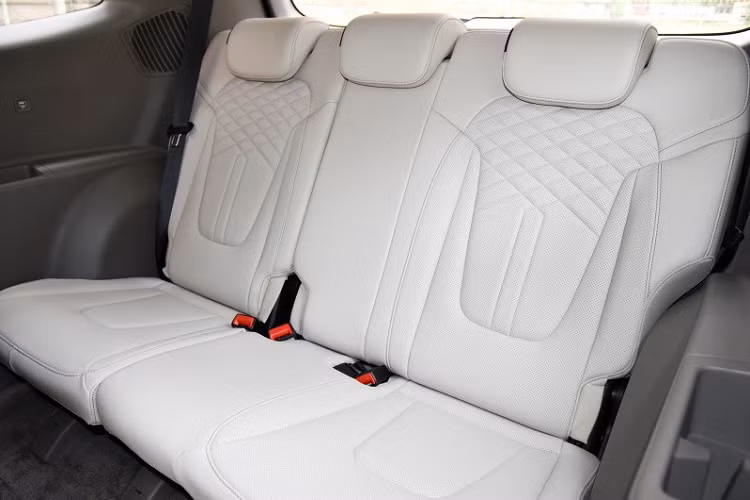 Khi mua Hyundai Custo 2022, khách hàng Trung Quốc sẽ được hưởng một số tiện nghi nội thất như bảng đồng hồ kỹ thuật số, cửa sổ trời toàn cảnh 2 mảnh, sạc điện thoại thông minh không dây, ghế sưởi/làm mát, rèm cửa sổ và khoang hành lý có thể tích 262 lít, đủ để chứa 6 chiếc va ly 20 lít.