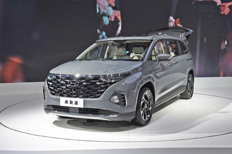 Vào hồi cuối tháng 8 vừa qua, giá bán dự kiến của Hyundai Custo 2022 mới đã được hé lộ tại thị trường Trung Quốc, dao động từ 175.800 - 218.800 Nhân dân tệ (khoảng 619 - 770 triệu đồng). Đến nay, giá bán chính thức của mẫu xe này mới được tung ra. Ở thị trường Trung Quốc, mẫu MPV 7 chỗ mới của hãng Hyundai được chia thành 5 bản trang bị với giá từ 169.800 - 218.800 Nhân dân tệ (594 - 770 triệu đồng).