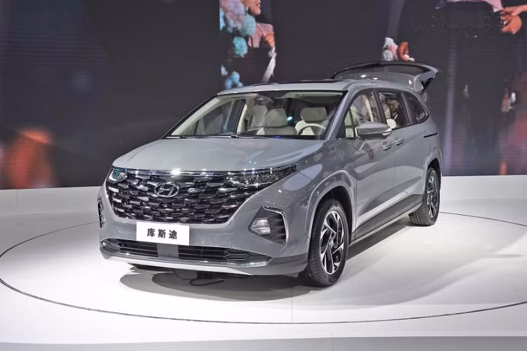 Vào hồi cuối tháng 8 vừa qua, giá bán dự kiến của Hyundai Custo 2022 mới đã được hé lộ tại thị trường Trung Quốc, dao động từ 175.800 - 218.800 Nhân dân tệ (khoảng 619 - 770 triệu đồng). Đến nay, giá bán chính thức của mẫu xe này mới được tung ra. Ở thị trường Trung Quốc, mẫu MPV 7 chỗ mới của hãng Hyundai được chia thành 5 bản trang bị với giá từ 169.800 - 218.800 Nhân dân tệ (594 - 770 triệu đồng).