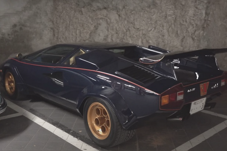 Bắt đầu với chiếc Isdera Commendatore 112i sử dụng động cơ V12 của Mercedes, được đấu giá vào khoảng tháng 2/2021 với mức giá theo tỷ giá hối đoái hiện nay là khoảng 1,3 triệu USD (khoảng 29,6 tỷ đồng). 