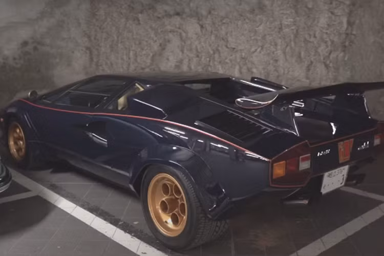 Bắt đầu với chiếc Isdera Commendatore 112i sử dụng động cơ V12 của Mercedes, được đấu giá vào khoảng tháng 2/2021 với mức giá theo tỷ giá hối đoái hiện nay là khoảng 1,3 triệu USD (khoảng 29,6 tỷ đồng). 