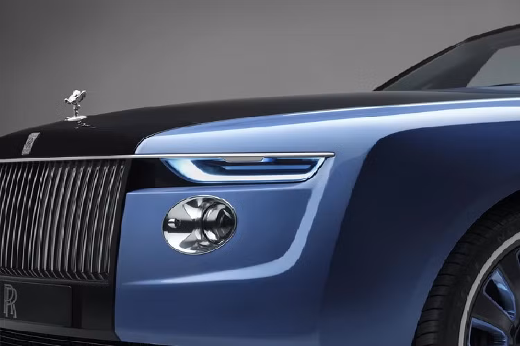 Điểm nhấn của video này chỉ thực sự xuất hiện kể từ phút thứ 2 trở đi, khi một chiếc Rolls-Royce Boat Tail từ từ tiến vào bên trong bãi đỗ xe. Với sự có mặt của chiếc Rolls-Royce Boat Tail độc nhất vô nhị trị giá 28 triệu USD (khoảng 637 tỷ đồng).