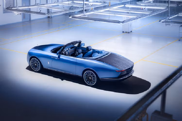 Theo một số nguồn tin nước ngoài, một trong số ba chiếc Rolls-Royce Boat Tail thuộc về sở hữu của cặp vợ chồng Jay-Z và Beyonce. Nếu thông tin này là đúng thì bãi đỗ xe xuất hiện trong video có thể nằm ở Riviera (Pháp), nơi mà cặp vợ chồng làng nhạc Pop thường xuyên lui tới.