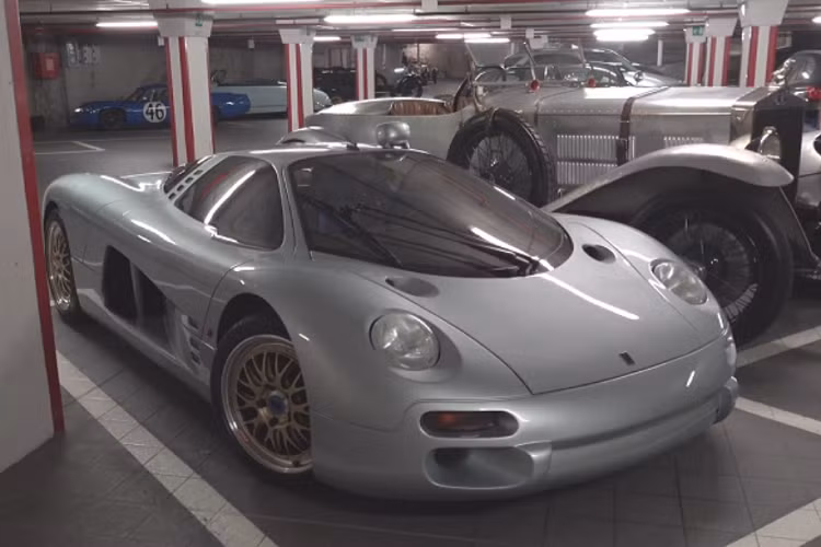 Những hình ảnh về bãi đỗ siêu xe cực phẩm này xuất hiện trong đoạn video đăng tải bởi tài khoản YouTube có tên TheTFJJ. Mặc dù không tiết lộ địa điểm chính xác, nhưng dường như đây không phải là một bộ sưu tập siêu xe cá nhân mà là khu vực đỗ xe chung. Khu vực này bất đắc dĩ lại trở thành thiên đường dành cho những người đam mê siêu xe, nơi một chiếc Audi RS6 Avant cũng sẽ trở nên quá đỗi tầm thường.