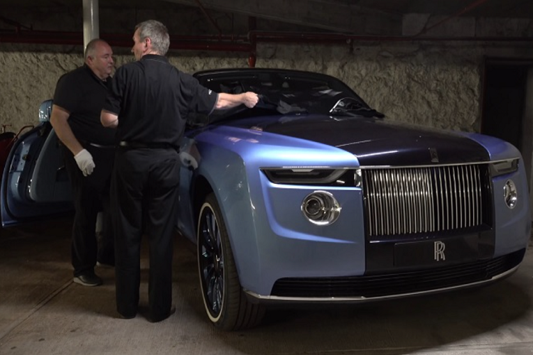 Là những người đam mê xe hơi, chắc hẳn rằng bất cứ ai cũng đều có không ít lần bắt gặp hoặc chia sẻ các hình ảnh của một hoặc nhiều chiếc siêu xe đắt tiền tại địa điểm nào đó. Thế nhưng, những hình ảnh về bãi đỗ siêu xe có tổng giá trị lên đến 150 triệu USD (khoảng 3,4 nghìn tỷ đồng) cùng Rolls-Royce Boat Tail đặc biệt trong bài viết sau chắc chắn sẽ không thể bắt gặp một cách dễ dàng.