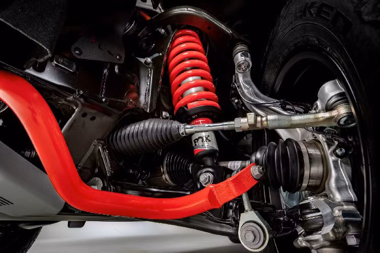 Có thể hệ thống treo sau sử dụng lò xo chỉ có mặt trên các phiên bản cao cấp của Tundra 2022 như bản TRD PRO 2022. Vì đa số khách hànglựa chọn phiên bản này có nhu cầu sử dụng ít chở hàng hoá nặng nề, mà chỉ đề cao tiêu chí vận hành đi off-road linh động, bên cạnh cabin đặc biệt là chỗ ngồi hàng ghế sau thoải mái như xe SUV.