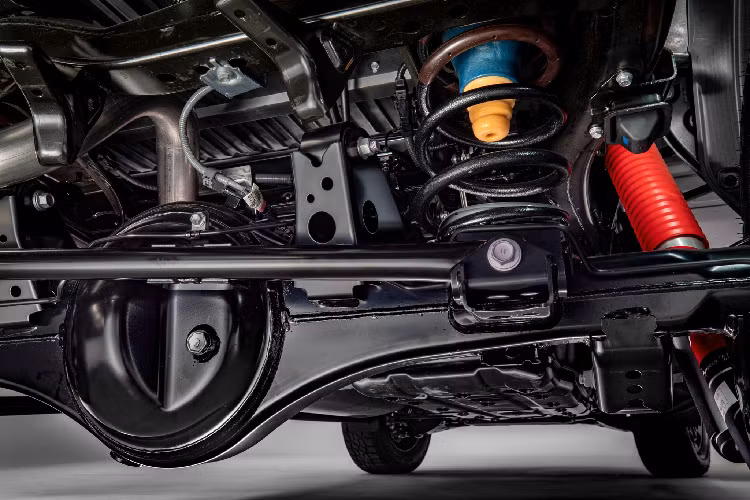 Theo đó, hệ thống treo sau dùng lá nhíp kết hợp với giảm xóc gắn bên ngoài ở thế hệ cũ, đã được thay thế bằng treo dùng treo lò xo, sử dụng bộ giảm xóc của hãng FOX. Điều này hứa hẹn sẽ giúp mẫu bán tải cỡ lớn vận hành linh hoạt, cải thiện khả năng đi off-road, đặc biệt là cabin êm ái hơn cho mẫu xe bán tải Toyota Tundra TRD PRO so với thế hệ cũ.