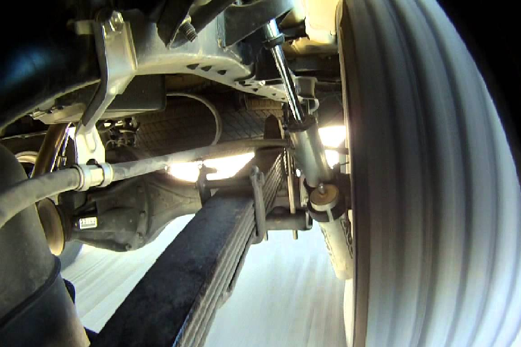 Trong khi đó, hệ thống treo trước kiểu xương đòn kép, sử dụng lò xo, kết hợp với thanh cân bằng và bộ giảm xóc của FOX. Ngoài ra, treo phía trước còn trang bị thêm tấm lót bảo vệ gầm bằng thép, mang nhãn hiệu TRD.