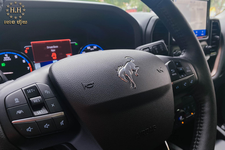 Sức mạnh được truyền xuống 2 cầu (4x4) thông qua hộp số tự động 8 cấp. Ở phiên bản cao cấp hơn, Bronco Sport 2021 còn có thêm lựa chọn động cơ 2.0L tăng áp EcoBoost cho công suất 245 mã lực.