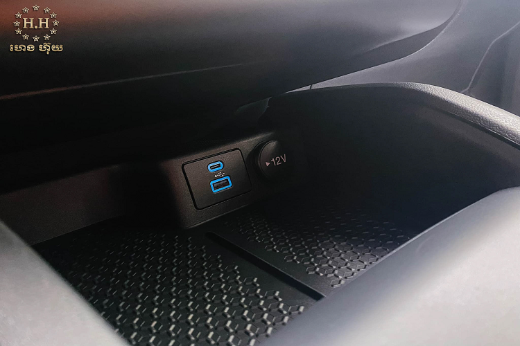 Xe đi kèm với nhiều chế độ hỗ trợ đi địa hình GOAT MODES (Goes Over Any Terrain) bao gồm các chế độ như: Normal, Eco, Sport, Slippery và Sand. Thiết kế của Bronco Sport 2021 khá “cao ráo” với khoảng sáng gầm lên tới 224mm. Góc tới 30 độ và góc vượt đỉnh dốc 20 độ đi kèm với khả năng lội nước 599 mm cho phép xe linh hoạt di chuyển, đi off-road nhẹ trên các địa hình đa dạng.