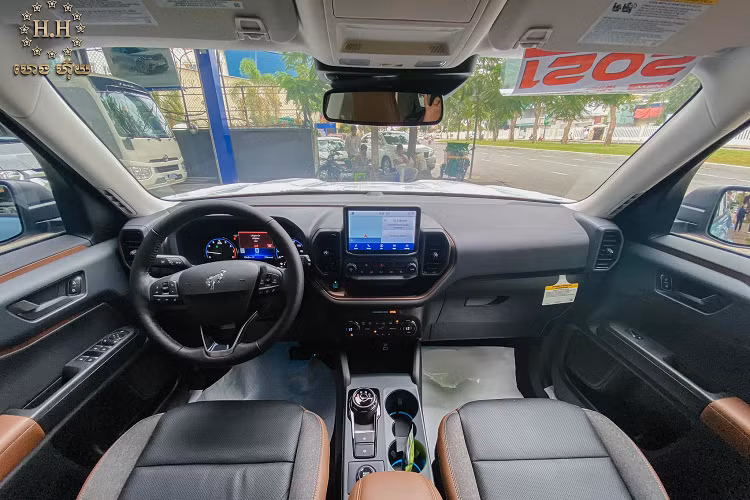 Mẫu xe SUV Ford Bronco Sport 2021 có kích thước (DxRxC) 4.387 x 2.088 x1.890 mm, đi kèm với chiều dài cơ sở 2.670 mm. Kích thước Bronco Sport tương đương với Hyundai Tucson.