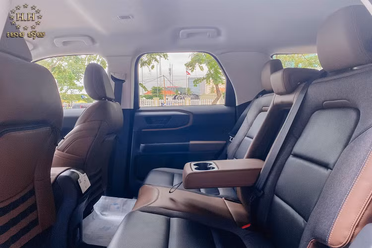 Xe có tính năng Remote Start System cho phép đề máy, mở khoá, bật điều hoà… thông qua app trên điện thoại. Ghế ngồi được bọc Da kết hợp vớ Vải, phối màu đẹp mắt với logo ngựa thêu ở tựa lưng. Hàng ghế sau hỗ trợ gập 60:40 linh động.