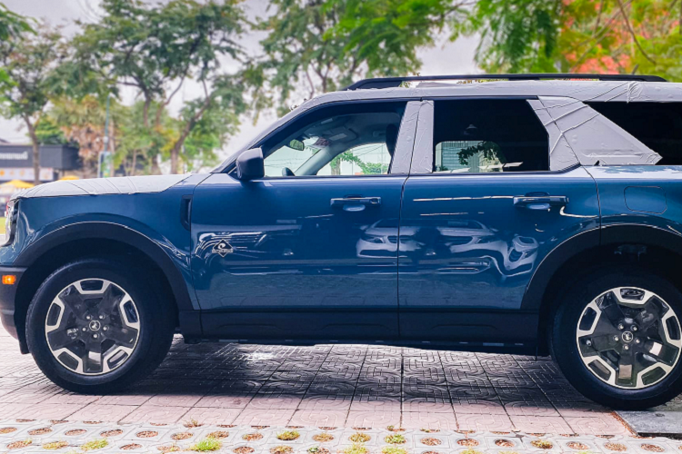 Ford Bronco Sport 2021 là dòng SUV sản xuất dành riêng cho thị trường Bắc Mỹ, hiện tại hãng chưa có kế hoạch phân phối tại thị trường Đông Nam Á. Chính vì thế, nếu bác nào yêu dòng xe này, thì chỉ có thể mua xe nhập tư nhân.