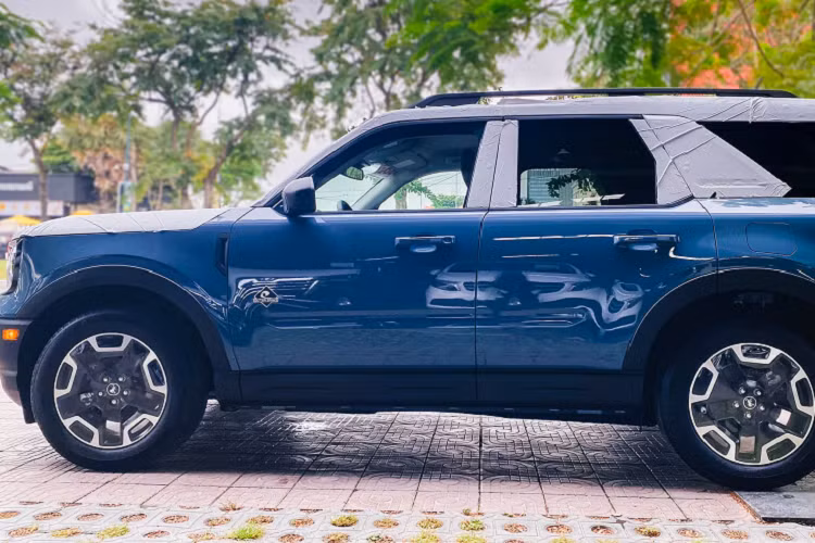 Ford Bronco Sport 2021 là dòng SUV sản xuất dành riêng cho thị trường Bắc Mỹ, hiện tại hãng chưa có kế hoạch phân phối tại thị trường Đông Nam Á. Chính vì thế, nếu bác nào yêu dòng xe này, thì chỉ có thể mua xe nhập tư nhân.