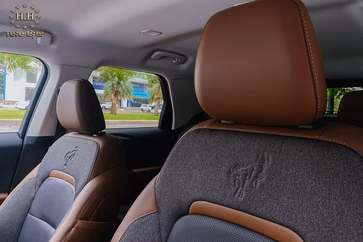 Là mẫu SUV tập trung vào sự đa dụng, linh hoạt khi sử dụng. Nội thất của Bronco Sport thiết kế tối giản, dễ dàng sử dụng và vệ sinh. Xe được trang bị đồng hồ analog tích hợp với màn hình hỗ trợ lái, hệ thống thông tin giải trí sử dụng màn hình 8 inch hỗ trợ SYNC 3.