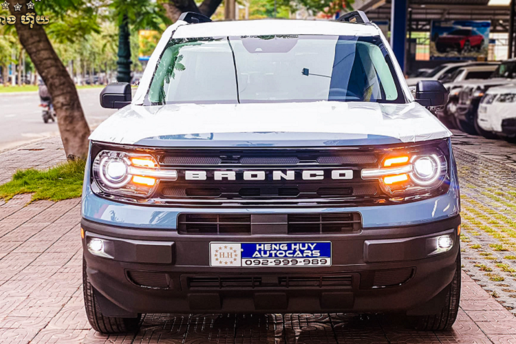 Đây là một trong những dòng SUV chủ lực của hãng xe Mỹ. Tại thị trường Bắc Mỹ. giá xe Ford Bronco Sport 2021 có mức bán khởi điểm từ 27.215 USD (khoảng 623 triệu đồng), giá bán khởi điểm cao hơn dòng Escape (25.555 USD) và thấp hơn Ford Bronco 3 cửa (27.215 USD).