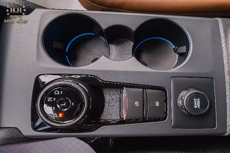 Phiên bản Bronco Sport 2021 nhập về Campuchia này là phiên bản “Outer Banks” có giá bán 32.860 USD (khoảng 756 triệu đồng). Ford Bronco Sport 2021 mang thiết kế năng động, khoẻ khoắn, đậm phong cách xe SUV đa dụng. Trang bị đèn pha và đèn hậu LED. Ở phiên bản “Outer Banks” này, xe sử dụng “dàn chân” lắp bộ mâm kích thước 18 inch phối 2 màu.