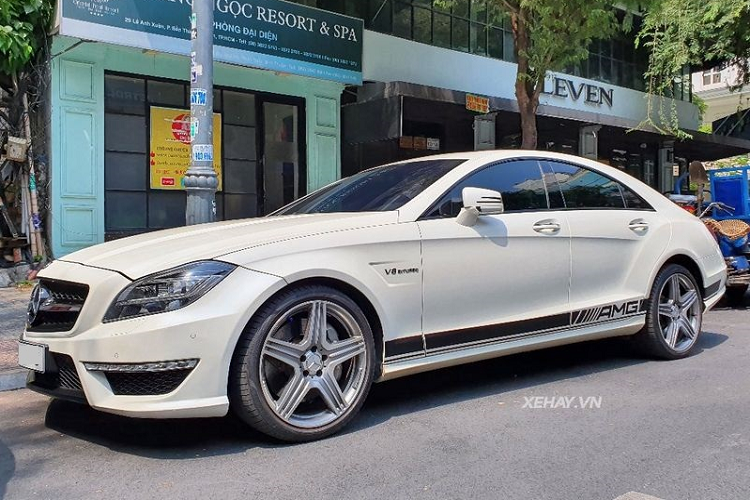Mẫu xe sang Mercedes-AMG CLS 63 gây ấn tượng bởi sức mạnh không kém gì các mẫu xe thể thao ngày nay. Xe được trang bị khối động cơ bi-turbo V8 5.5L sản sinh công suất 525 mã lực và mô-men xoắn cực đại 700 Nm, giúp xe tăng tốc từ 0 - 100 km/h chỉ trong 4,4 giây trước khi cán vận tốc cực đại 250 km/h.