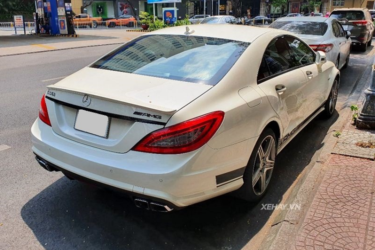 Nội thất xe Mercedes-AMG CLS 63 đời cũ này cũng có rất nhiều tính năng cao cấp như bọc da Nappa, ghế AMG, ốp gỗ trang trí đắt tiền, vô lăng xe đua, dàn âm thanh Harman Kardon, hệ thống đa phương tiện COMMAND và ra lệnh bằng giọng nói.