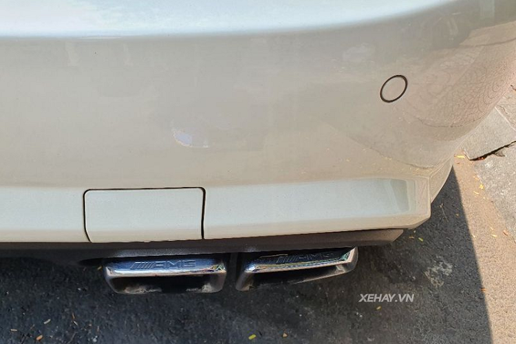 Về nước từ năm 2012, chiếc Mercedes-AMG CLS 63 màu trắng này đến nay vẫn rất phong độ và thu hút sự chú ý của đông đảo người đi đường mỗi khi xuất hiện. 