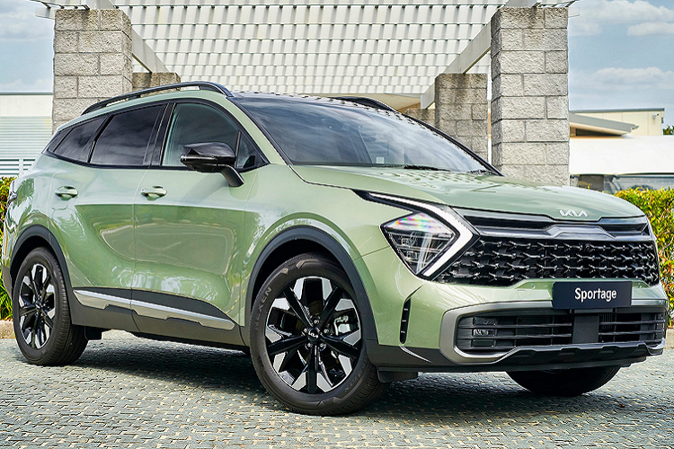 Thế hệ cũ của Kia Sportage tại Việt Nam dừng bán từ năm 2016 một phần do không cạnh tranh lại được các đối thủ trong phân khúc như Mazda CX-5, Hyundai Tucson. Tuy nhiên, Sportage sẽ quay trở lại thị trường ôtô Việt Nam từ giữa năm 2022 bằng thế hệ hoàn toàn mới vốn đang nhận được đánh giá cao từ các thị trường mà mẫu xe này đã ra mắt.