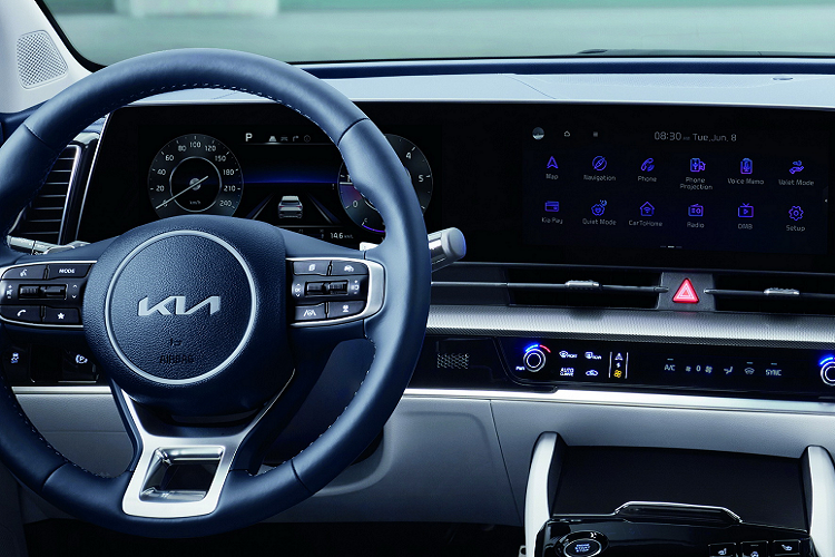 Di chuyển vào bên trong, nội thất của Kia Sportage 2022 được đánh giá là cao cấp hơn nhiều so với phiên bản tiền nhiệm và mang hơi hướng của mẫu Kia Sorento mới nhất. Điều đáng nói ở đây là Sportage được trang bị cửa gió điều hòa với thiết kế mang hiệu ứng 3D khá ấn tượng.