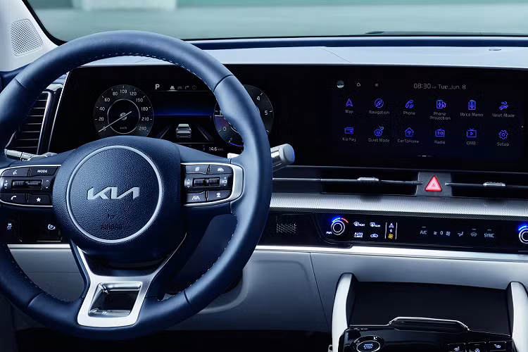 Di chuyển vào bên trong, nội thất của Kia Sportage 2022 được đánh giá là cao cấp hơn nhiều so với phiên bản tiền nhiệm và mang hơi hướng của mẫu Kia Sorento mới nhất. Điều đáng nói ở đây là Sportage được trang bị cửa gió điều hòa với thiết kế mang hiệu ứng 3D khá ấn tượng.