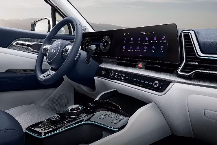 Phần đầu xe nổi bật với lưới tản nhiệt màu đen kết hợp với cụm đèn pha nổi bật và dải đèn LED ban ngày hình boomerang rất ấn tượng. Phong cách táo bạo tiếp tục xuất hiện ở phần đuôi xe với kiểu dáng thiết kế cửa cốp sau dễ gợi nhớ đến mẫu EV6. Tuy nhiên, Sportage sử dụng cách tiếp cập thông thường hơn với cốp sau và cửa sổ sau thẳng đứng hơn.