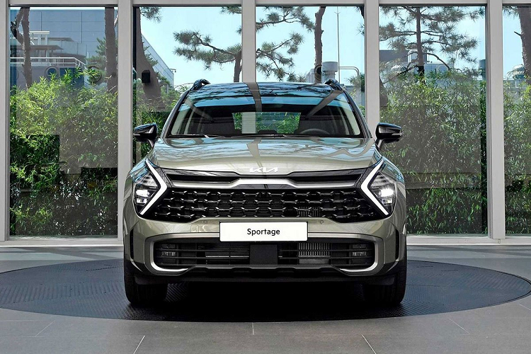 Trong khi đó, động cơ điện có công suất tối đa 59 mã lực và mô-men xoắn cực đại 264 Nm. Kết hợp cả hai động cơ cho tổng công suất đầu ra 227 mã lực và mô-men xoắn 350 Nm, giống như Tucson Hybrid.