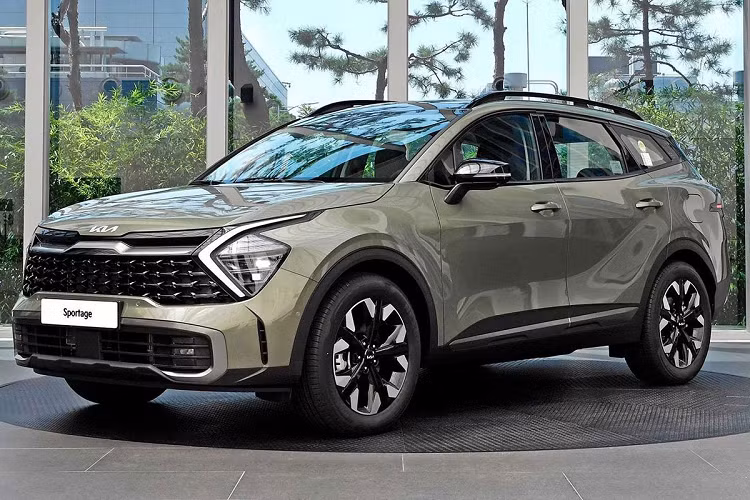 Ngoài ra, Kia Sportage 2022 còn có thêm phiên bản Hybrid sử dụng hệ truyền động được lấy từ mẫu xe Tucson Hybrid, bao gồm một động cơ điện kết hợp với động cơ bốn xi-lanh tăng áp 1.6L và hộp số tự động 6 cấp, dẫn động cầu trước. động cơ đốt trong sản sinh công suất tối đa 178 mã lực và mô-men xoắn 265 Nm từ 1.500-4.500 vòng/phút.