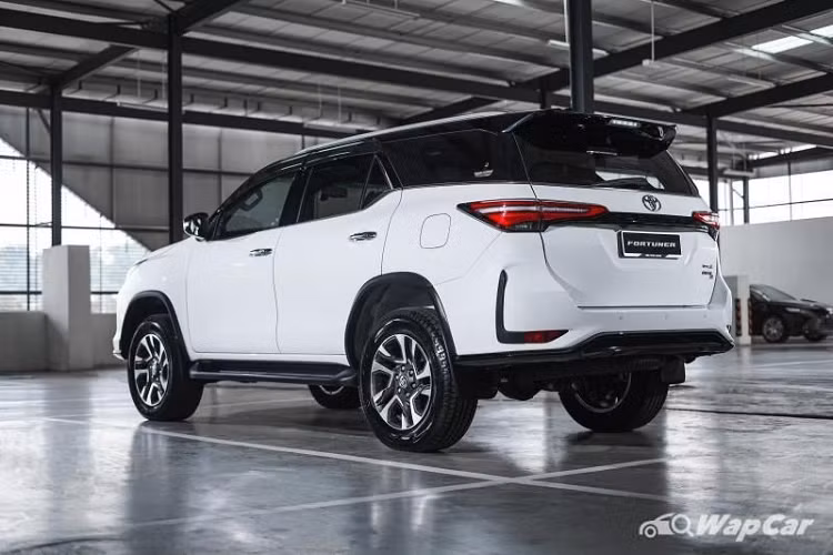 Toyota cũng đang hướng tới hệ thống truyền động "sạch" hơn cho Fortuner thế hệ mới. Hãng xe Nhật biết rằng bây giờ các động cơ dầu diesel thuần túy không phải lựa chọn tốt nhất nữa.