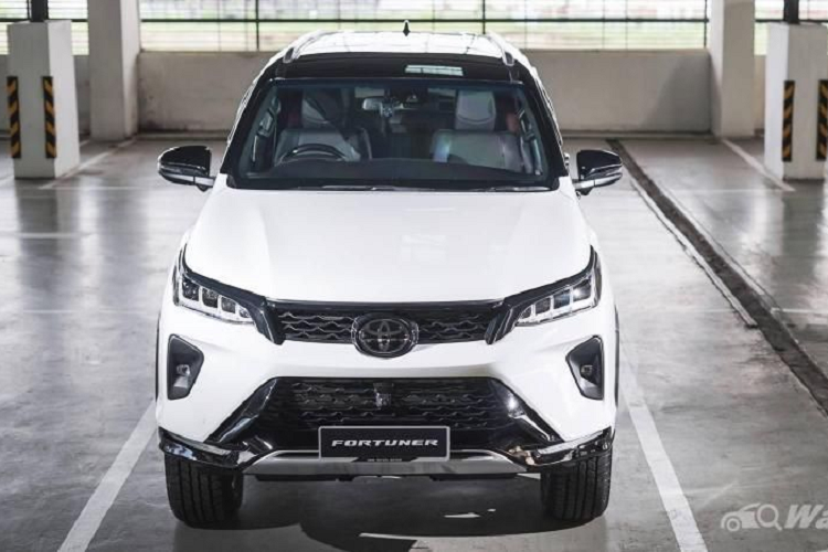 Các quy định về khí thải ngày càng khắt khe vì vậy Toyota cần phải thay đổi, chuyển từ động cơ diesel sang hệ thống hybrid-diesel. Tất nhiên điều này sẽ được Toyota thực hiện dần dần, các động cơ dầu diesel sẽ không bị loại bỏ ngay và Toyota Fortuner động cơ hybrid sẽ xuất hiện.