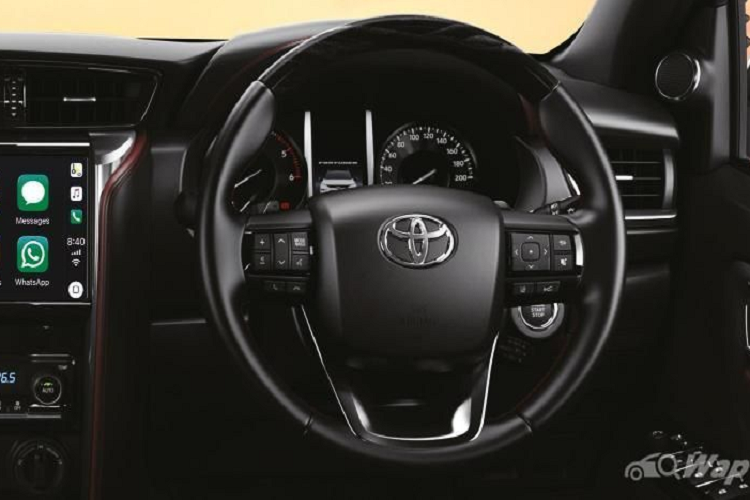 Tiếp theo, hệ thống kiểm soát ổn định xe (VSC) của Fortuner thế hệ tiếp theo dự kiến sẽ được cải thiện, nhằm cung cấp mức độ kiểm soát tốt hơn, giúp xe giải quyết các địa hình khác nhau.